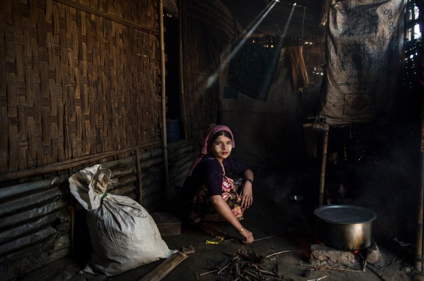 A photograph by Lynsey Addario of young woman in Say Tha Mar Gyi Camp