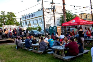 A spacious garden with patrons enjoying drinks.